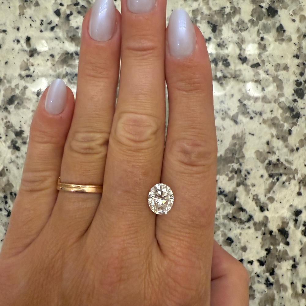 AUTHENTIC 3 ct Moissanite 6a colorless oval stone